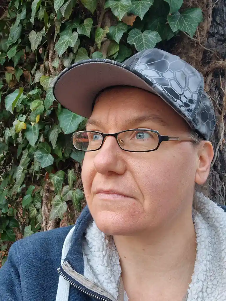 Porträt von Stefanie Schanen in der Natur