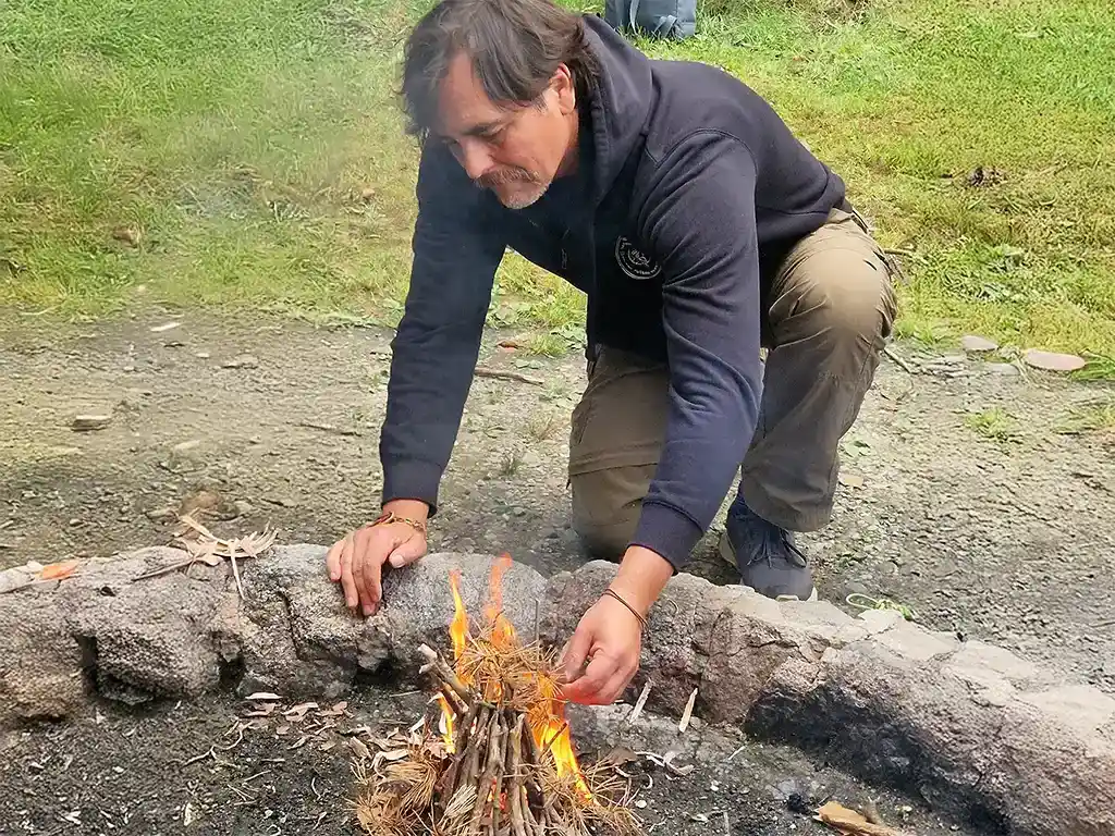Ein Mann hütet sein selbst entfachtes Feuer.