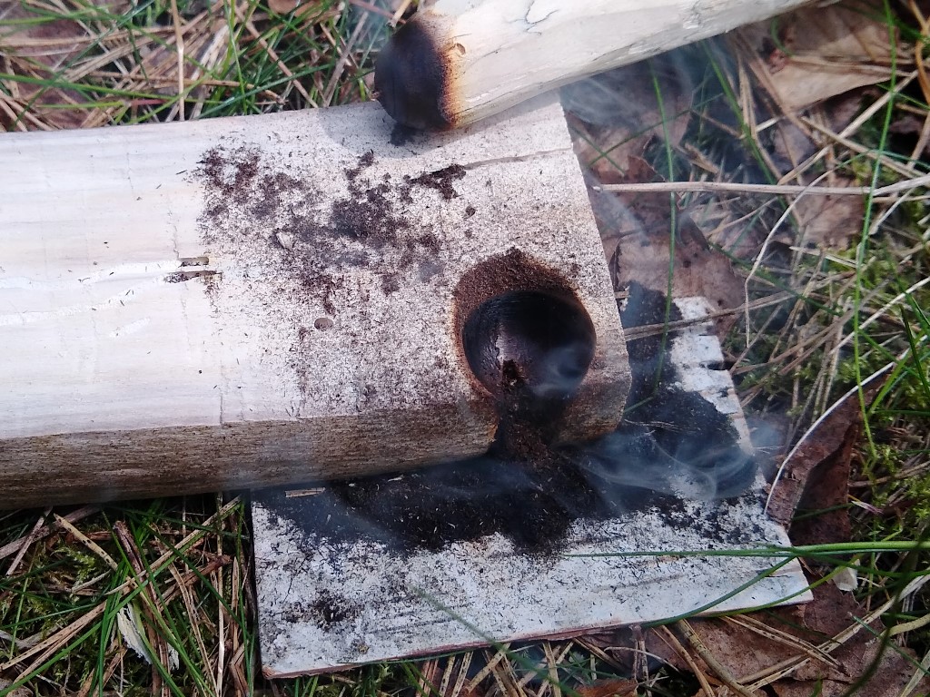 beim Feuerbohren erzeugte Glut