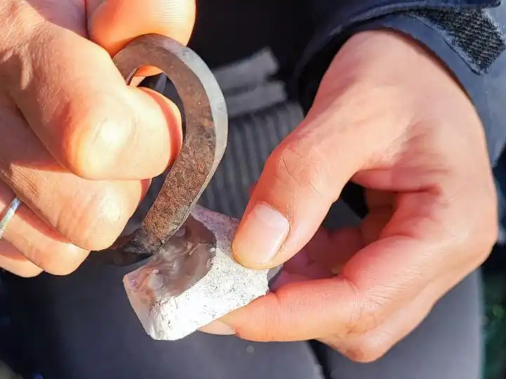Feuerschlagen mit einem Feuerstein