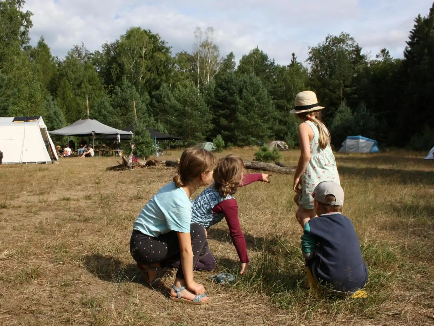 Kinder entdecken begeistert die Natur im Familiencamp.