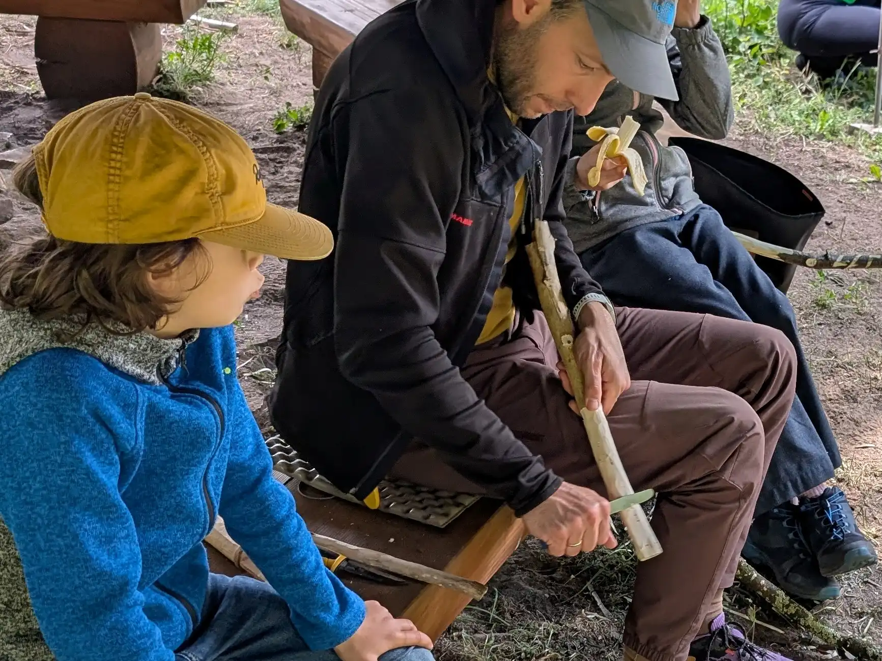Eltern und Kinder schnitzen im Familiencamp.