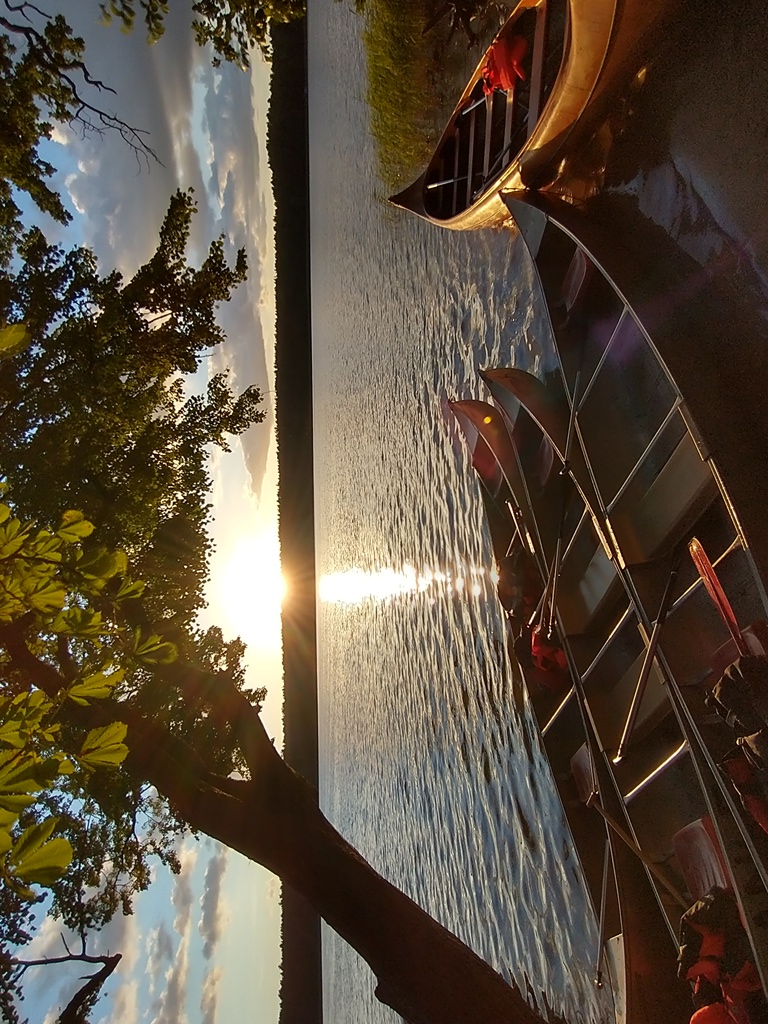 Kanus liegen am Ufer eines Sees.