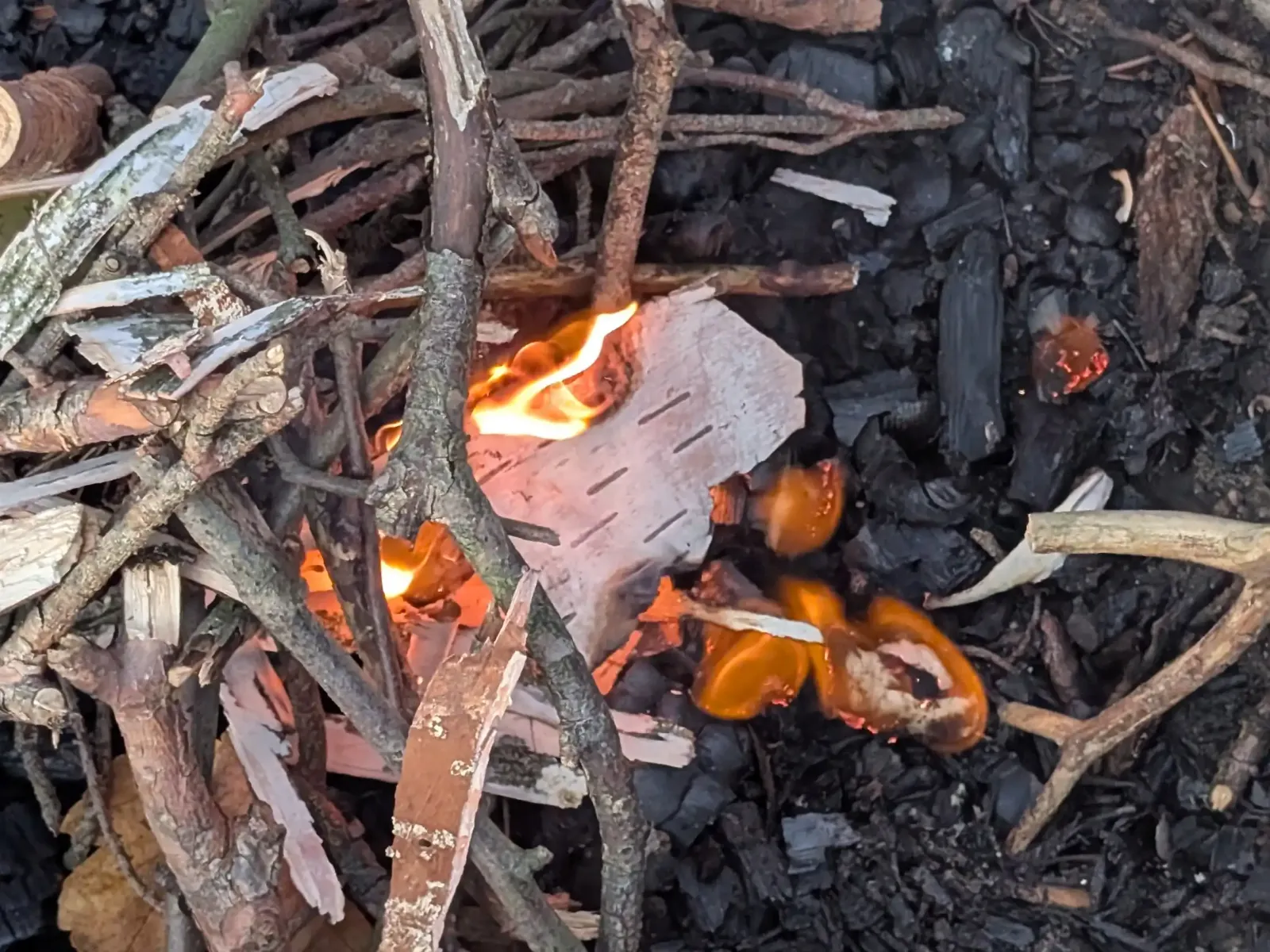 Selbsterschaffenes Feuer beim Familientag Feuermachen