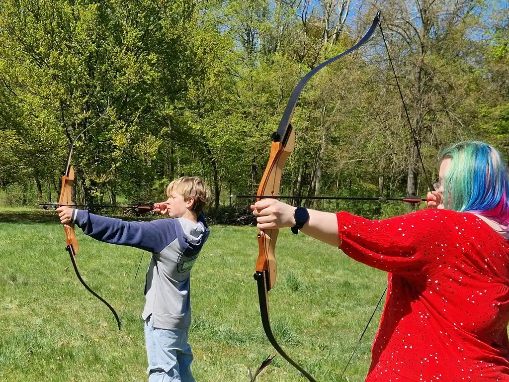 Zwei Bogenschützen beim Familientag.