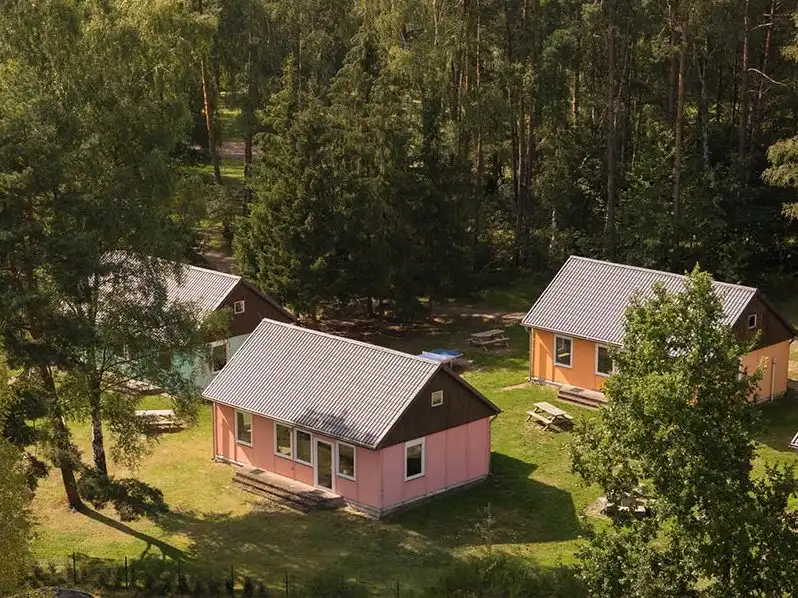 Bungalows auf einer Wiese in der Unterkunft Freizeit- und Gästehaus am Wald.