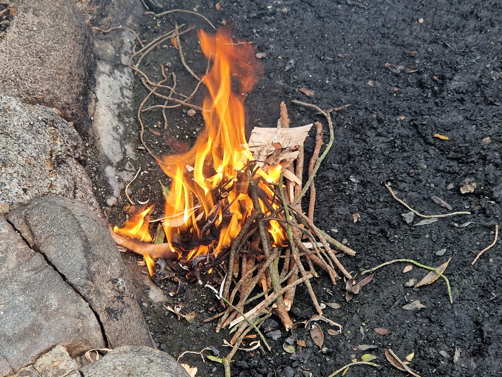Ein kleines Tipifeuer brennt.